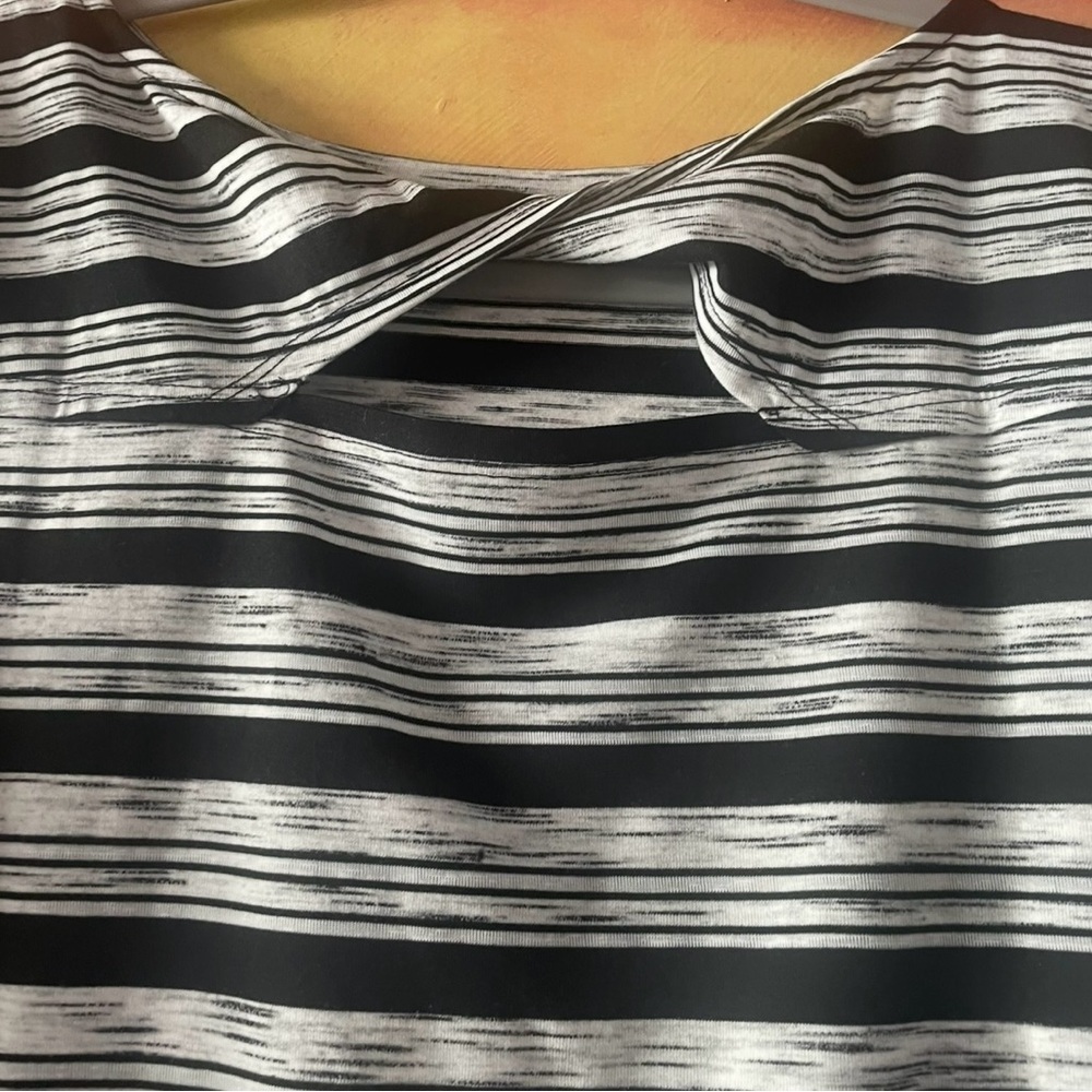 T by Talbots Top Size Small Black White Stripe Short Sleeve Twist Keyhole Back - Picture 3 of 6